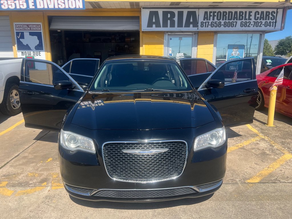 Used 2018 Chrysler 300 Touring RWD image 8