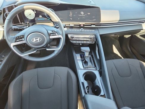 Used 2024 Hyundai Elantra SEL w/ Convenience Package image 10