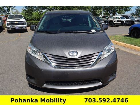 Used 2017 Toyota Sienna LE FWD image 4