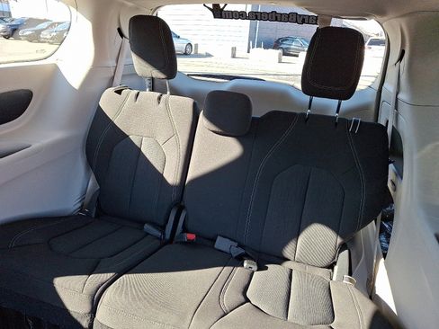 Used 2023 Chrysler Voyager LX image 10