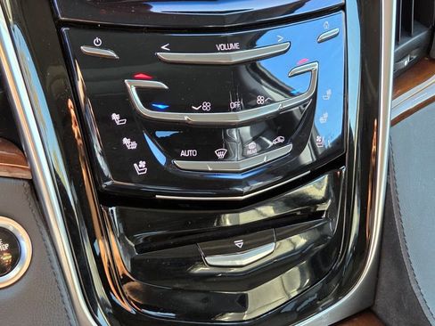 Used 2019 Cadillac Escalade Premium Luxury w/ Escalade Sport Edition AWD/4WD image 35