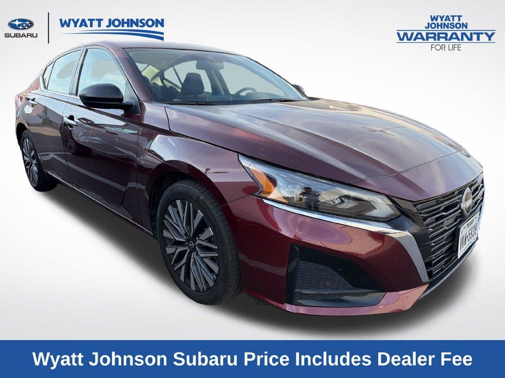 Used 2025 Nissan Altima 2.5 SV FWD image 11