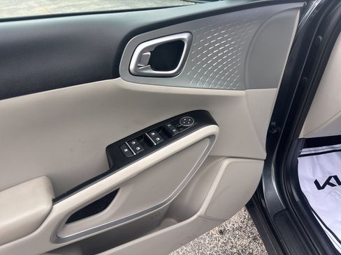 Certified 2022 Kia Soul LX image 9