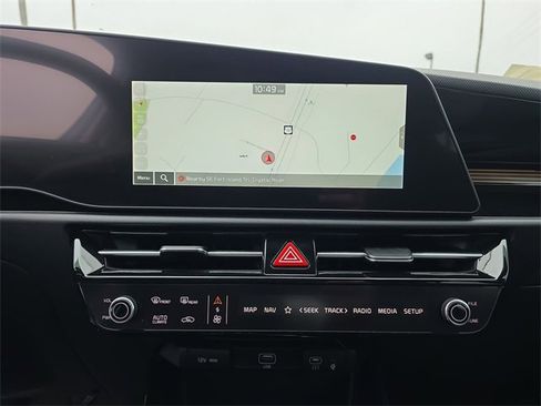 Used 2024 Kia Niro EX image 23