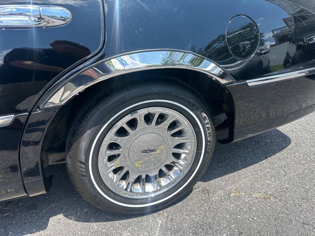 Used 2002 Lincoln Town Car Cartier RWD image 13