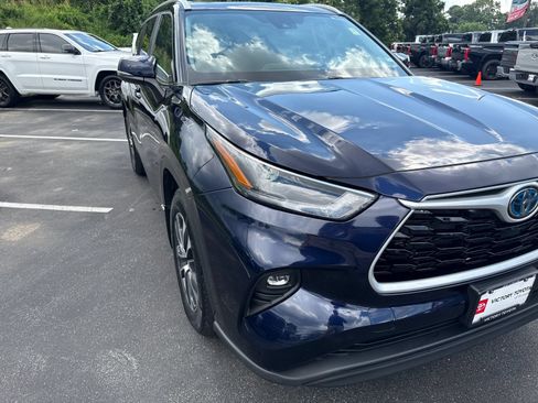 Used 2024 Toyota Highlander XLE AWD/4WD image 28