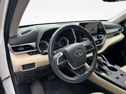 Used 2023 Toyota Highlander XLE FWD image 11
