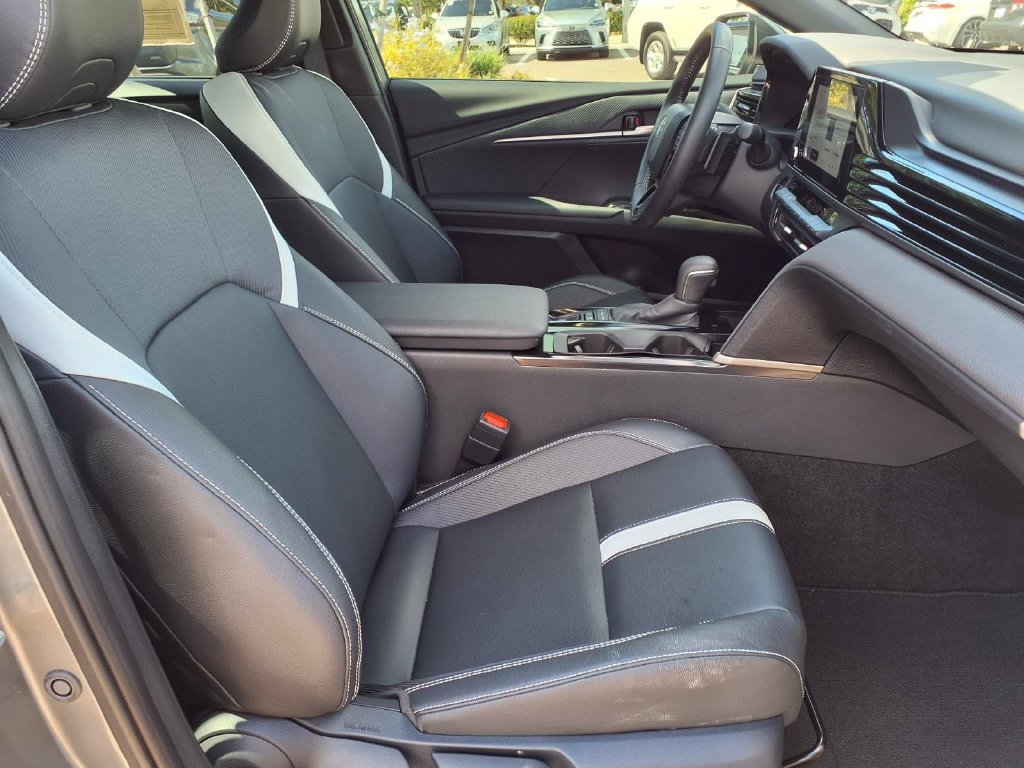 Used 2025 Toyota Camry SE w/ Convenience Package FWD image 15