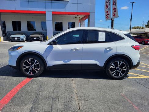 Certified 2022 Ford Escape SE w/ SE Sport Appearance Package image 7