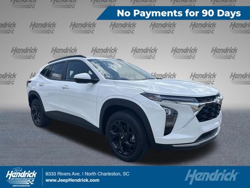 Used 2025 Chevrolet Trax LT FWD image 1