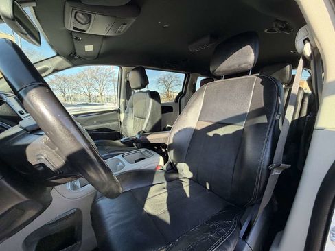 Used 2019 Dodge Grand Caravan SXT image 12
