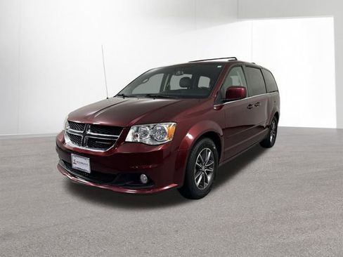 Used 2017 Dodge Grand Caravan SXT FWD image 2