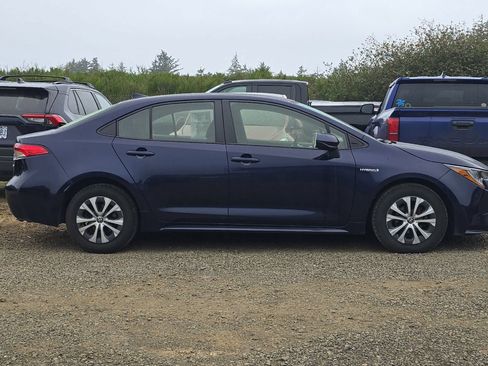 Used 2021 Toyota Corolla LE FWD image 3