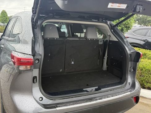 Used 2023 Toyota Highlander LE FWD image 22
