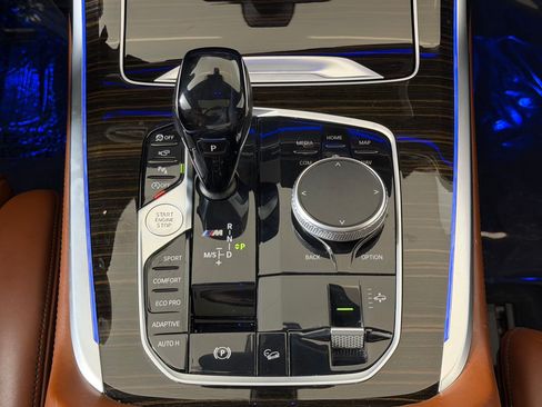 Used 2021 BMW X7 M50i w/ Dynamic Handling Package AWD/4WD image 17