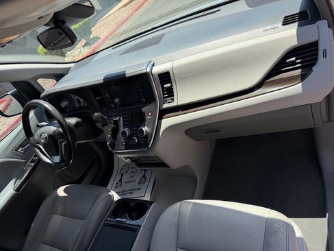 Used 2019 Toyota Sienna XLE FWD image 24