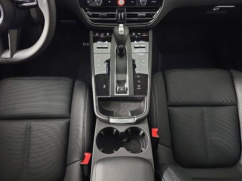 Certified 2025 Porsche Macan image 21