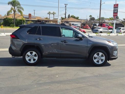Used 2021 Toyota RAV4 XLE w/ Convenience Package AWD/4WD image 4