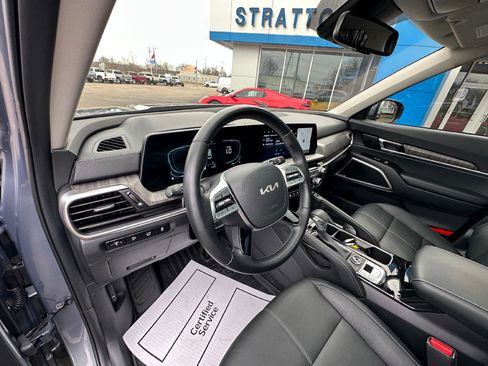 Used 2025 Kia Telluride EX w/ EX Captain's Chair Package image 16