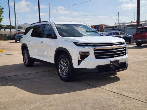 Certified 2025 Chevrolet Traverse LT FWD image 4