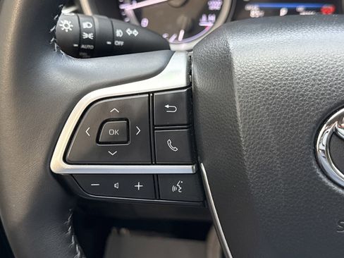 Used 2024 Toyota Highlander XLE FWD image 24