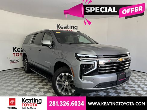 Used 2025 Chevrolet Suburban LT w/ Comfort Package RWD image 2