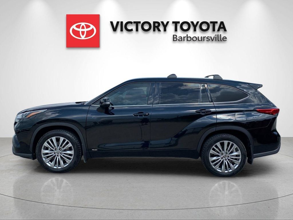 Used 2022 Toyota Highlander Platinum AWD/4WD image 2