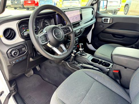 Used 2024 Jeep Wrangler Unlimited Sahara image 13