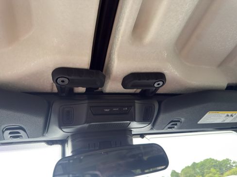 Used 2024 Jeep Gladiator Sport AWD/4WD image 18