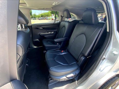 Used 2025 Toyota Highlander XLE AWD/4WD image 31