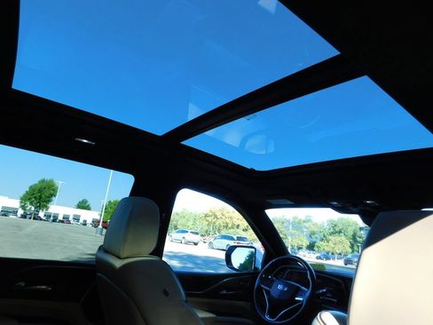 Used 2022 Cadillac Escalade Premium Luxury AWD/4WD image 3