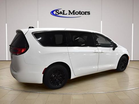 Certified 2023 Chrysler Pacifica Touring-L FWD image 9