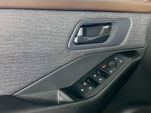 Used 2023 Nissan Rogue S image 17