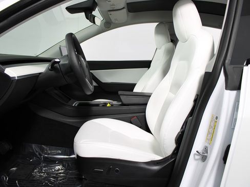 Used 2022 Tesla Model Y Long Range image 9