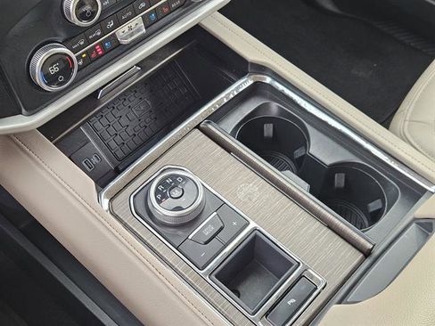 Used 2024 Ford Expedition Limited image 16