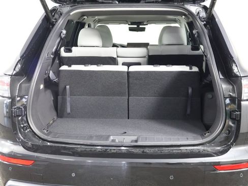 Used 2025 Mitsubishi Outlander AWD image 25