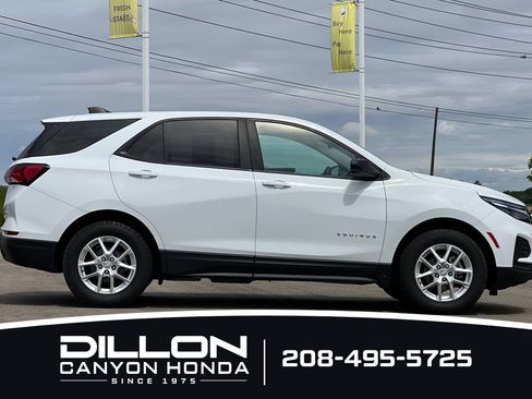 Used 2022 Chevrolet Equinox LS w/ LS Convenience Package AWD/4WD image 3