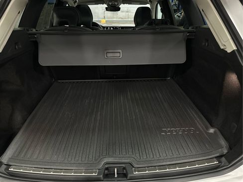 Used 2022 Volvo XC60 B5 Momentum w/ Climate Package image 13