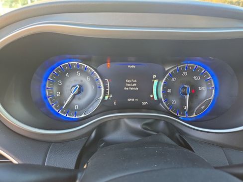 Used 2023 Chrysler Pacifica Touring-L image 22