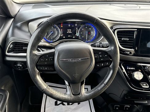 Used 2020 Chrysler Pacifica Touring-L w/ Advanced Safetytec Group image 11