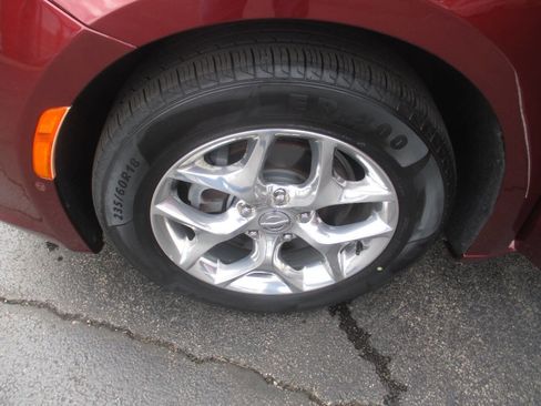 Used 2019 Chrysler Pacifica Limited FWD image 34