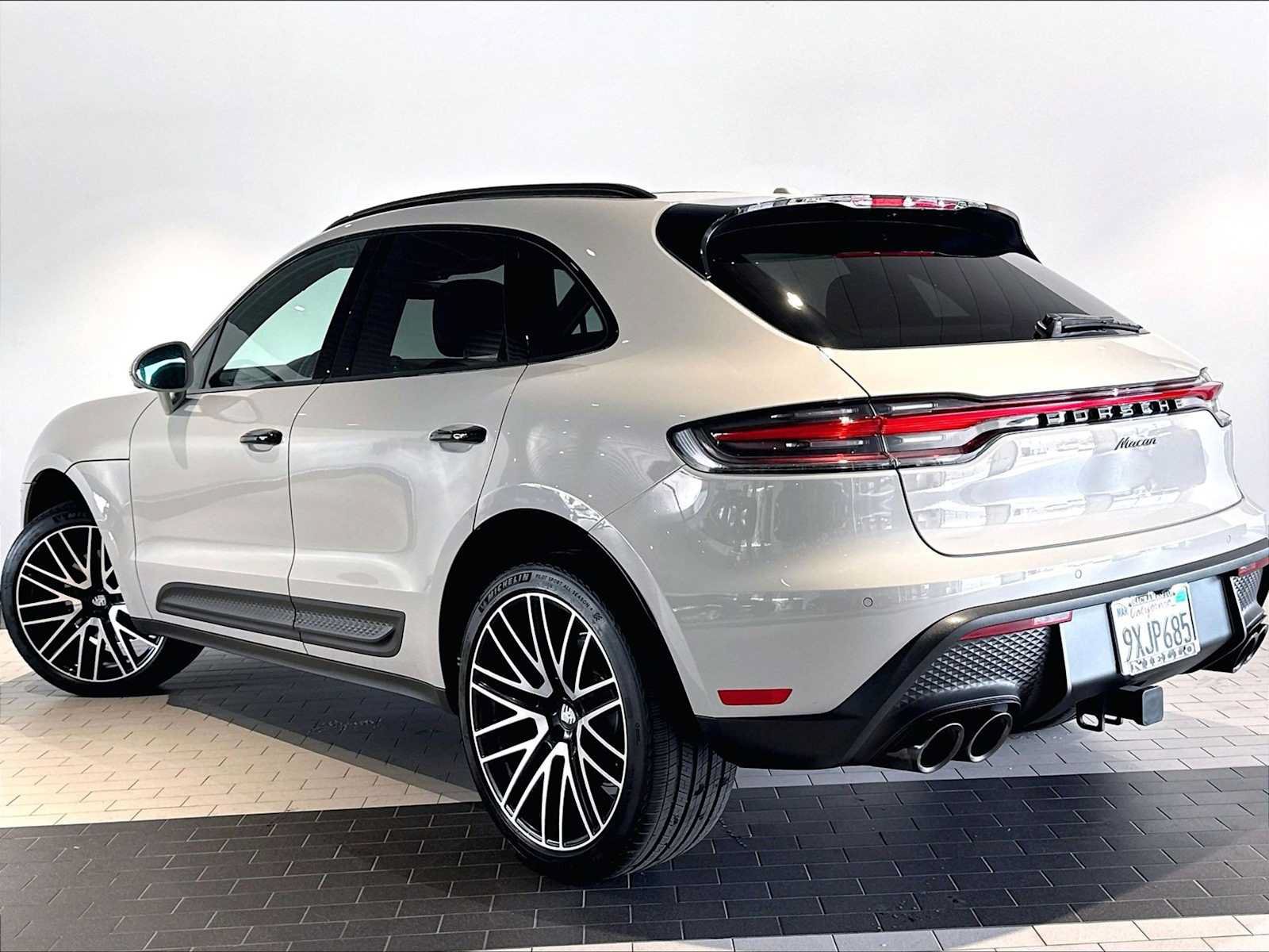 Used 2026 Porsche Macan AWD/4WD image 3