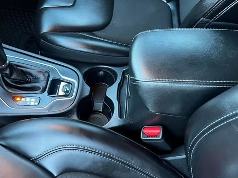 Used 2019 Jeep Cherokee Latitude Plus w/ Cold Weather Group image 11