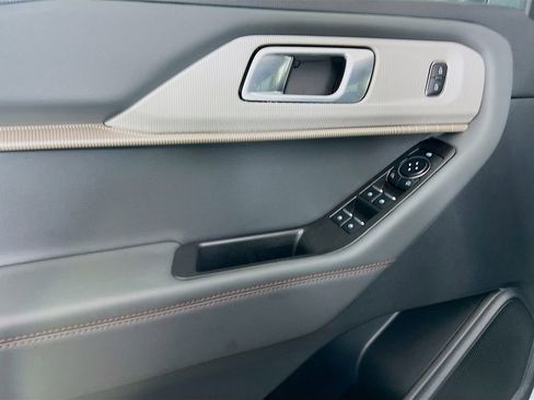 Used 2025 Ford Explorer Active image 23