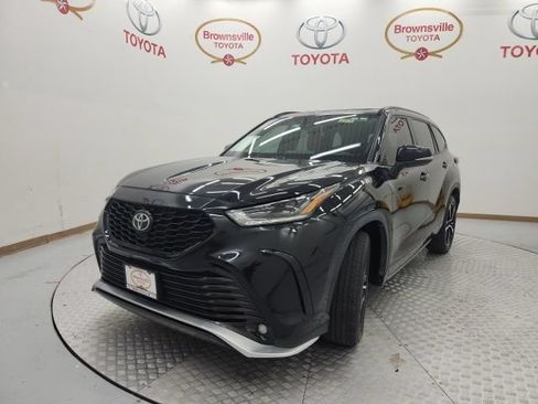 Used 2022 Toyota Highlander XSE FWD image 2