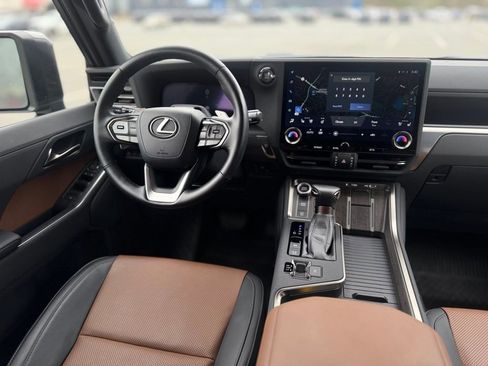 Used 2024 Lexus GX 550 w/ Accessory Package (Z1) AWD/4WD image 11