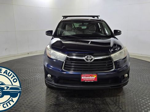 Used 2016 Toyota Highlander Plus w/ Four Season Floor Mat Package image 2