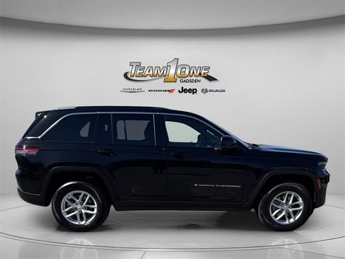 New 2025 Jeep Grand Cherokee Laredo w/ Luxury Tech Group I image 14