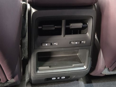 Used 2025 Porsche Macan Electric image 11