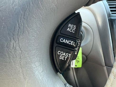 Used 2004 Toyota Avalon XLS image 12